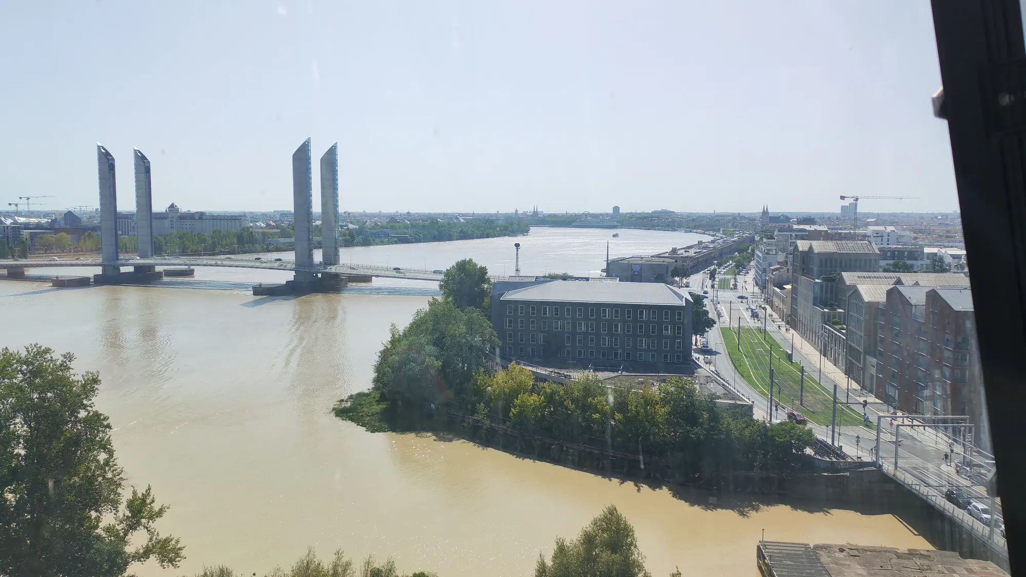 Ponte Jacques-Chaban-Delmas visto dal Belvedere della Cité du Vin
