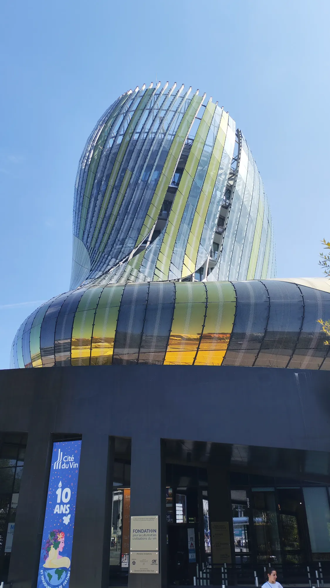 Dettaglio della facciata dorata della Cité du Vin