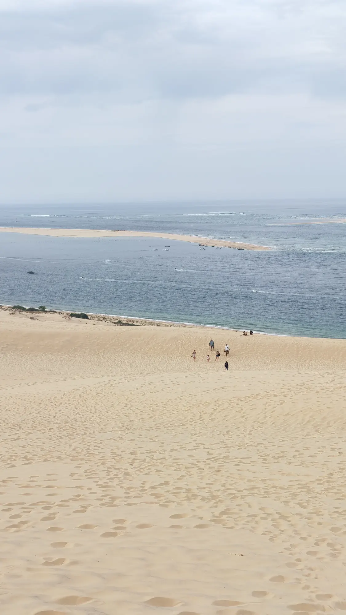 Discesa di corsa dalla Dune du Pilat verso il mare