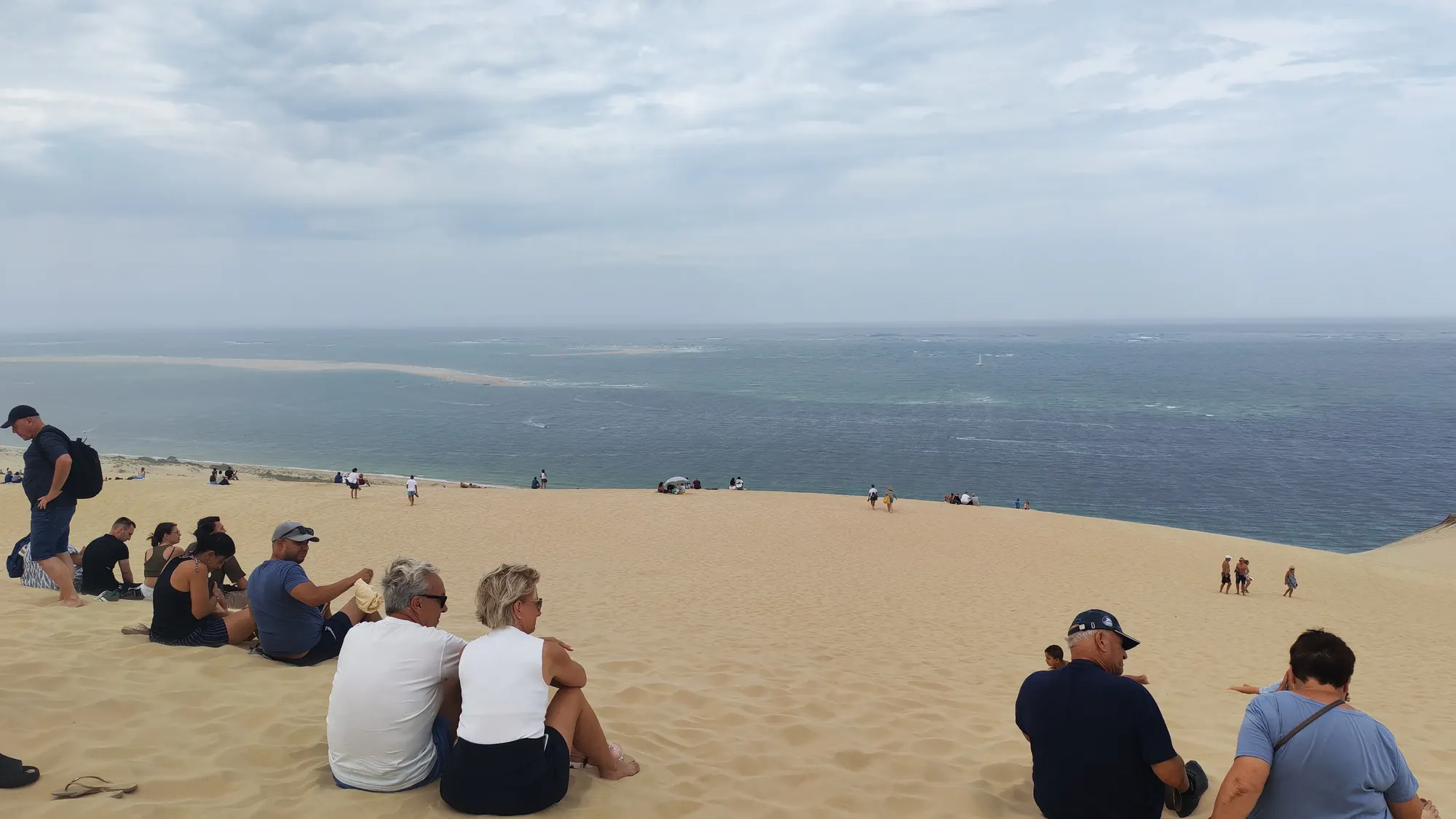 a destra il blu dell'oceano dalla Dune du Pilat