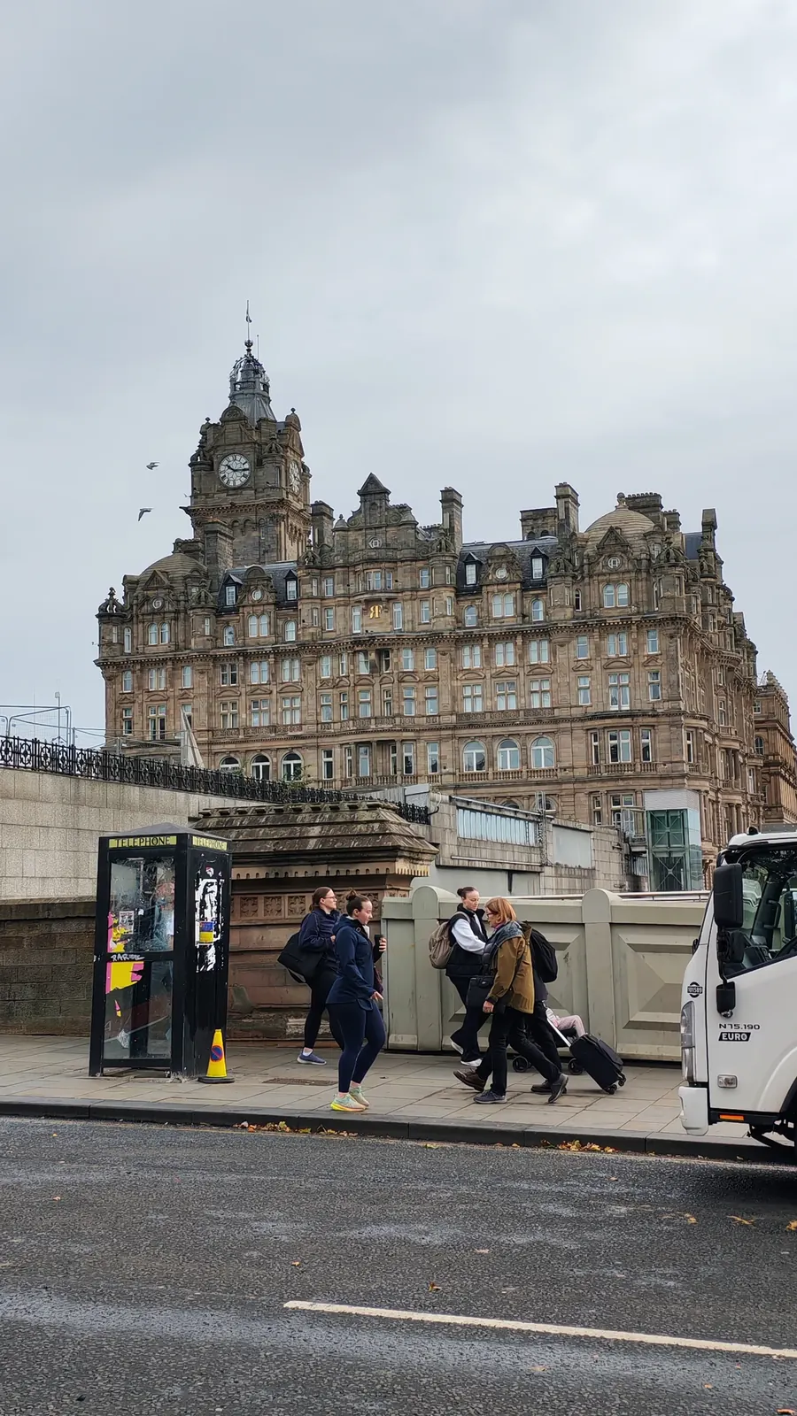 Balmoral Hotel e la sua torre dell'orologio a Edimburgo
