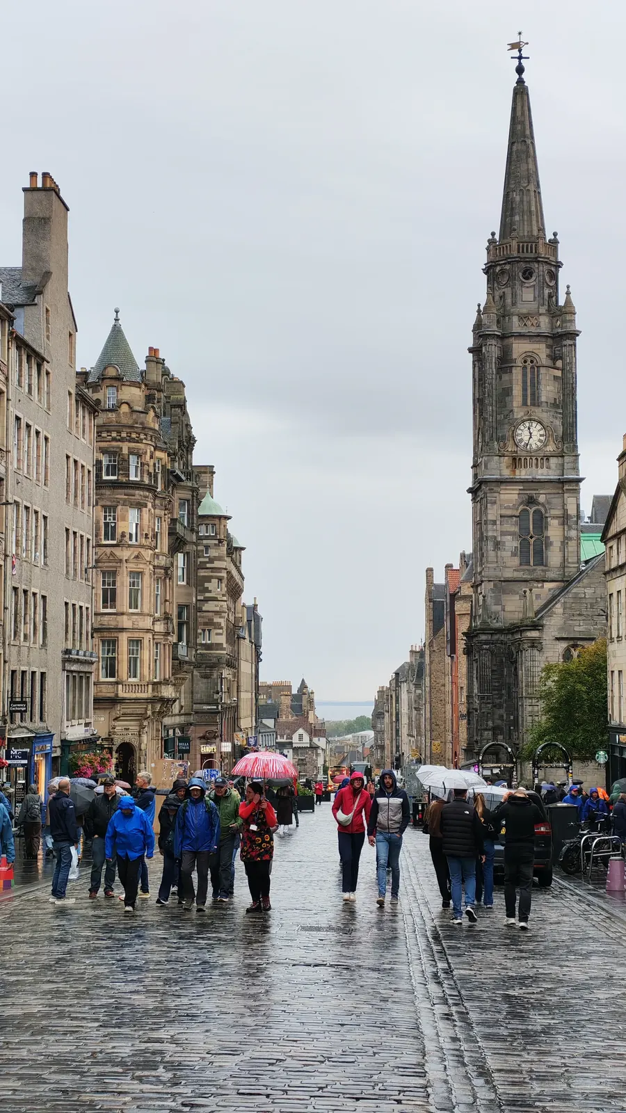 Edimburgo sotto un cielo grigio al mattino
