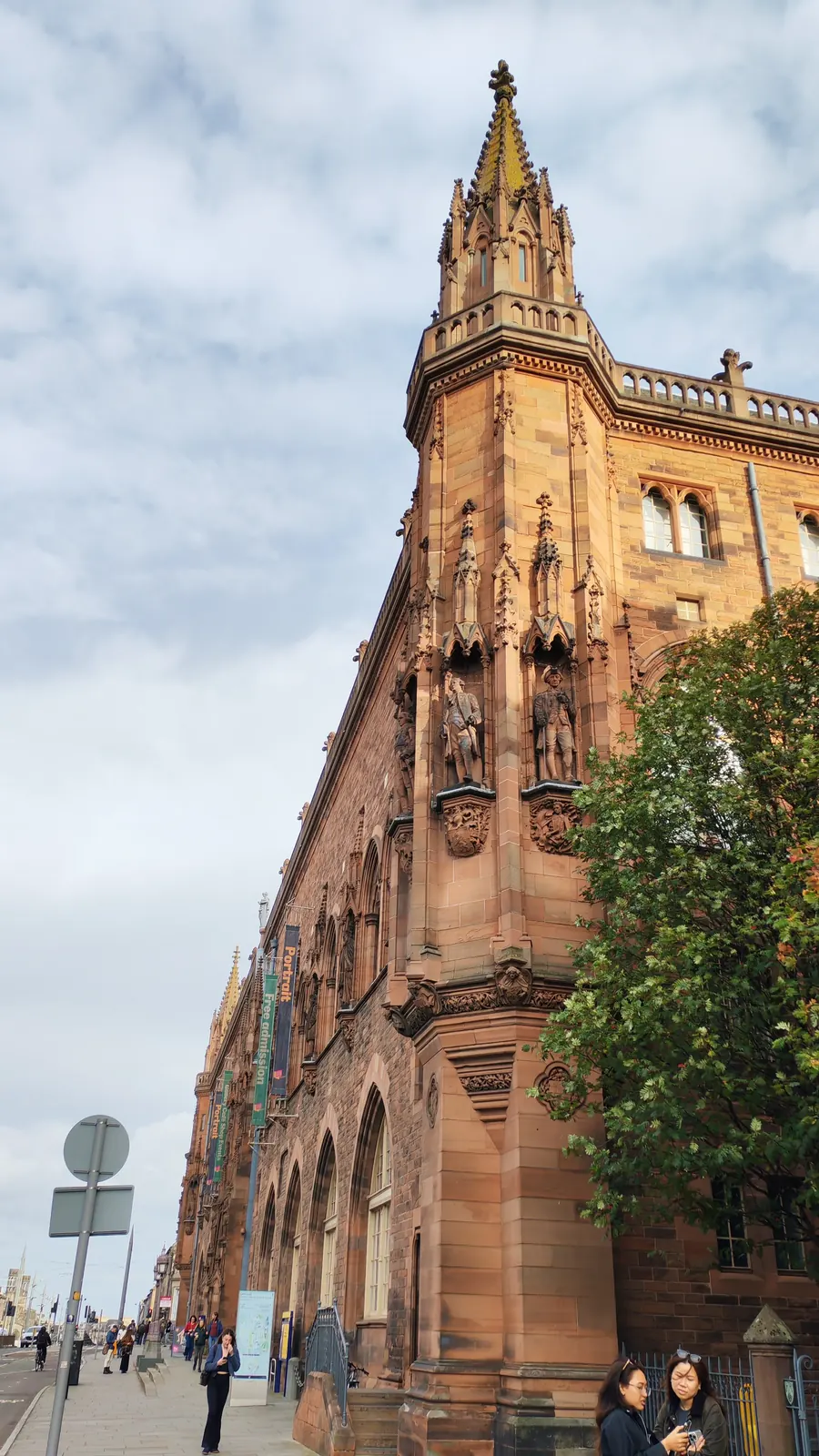 Facciata della Scottish National Portrait Gallery a Edimburgo