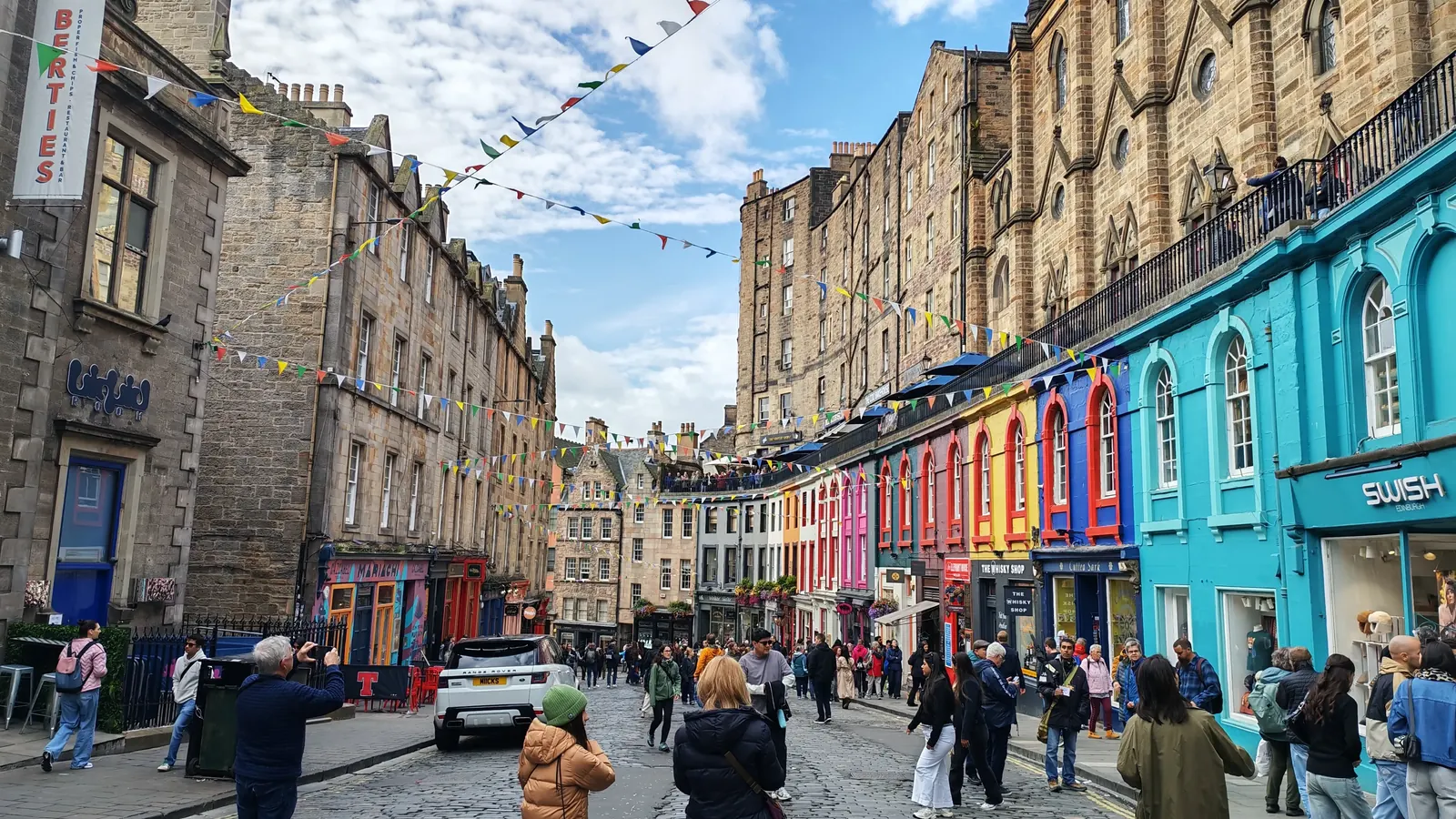 Victoria Street colorata a Edimburgo