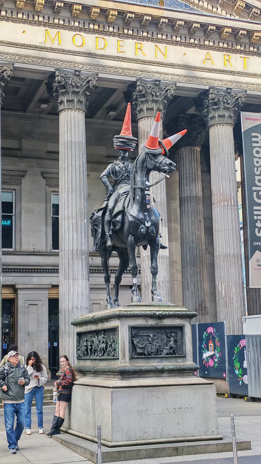 Statua del Duca di Wellington con cono stradale a Glasgow