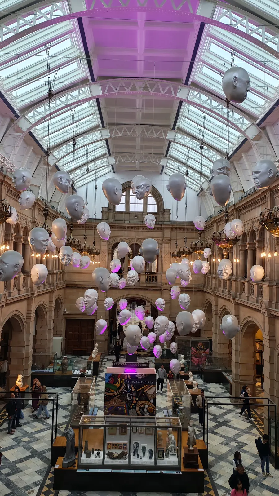 Installazione Floating Heads al Kelvingrove Museum