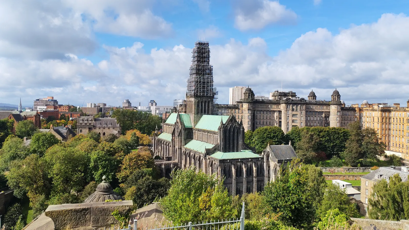 Panorama dalla Glasgow Necropolis sulla cattedrale