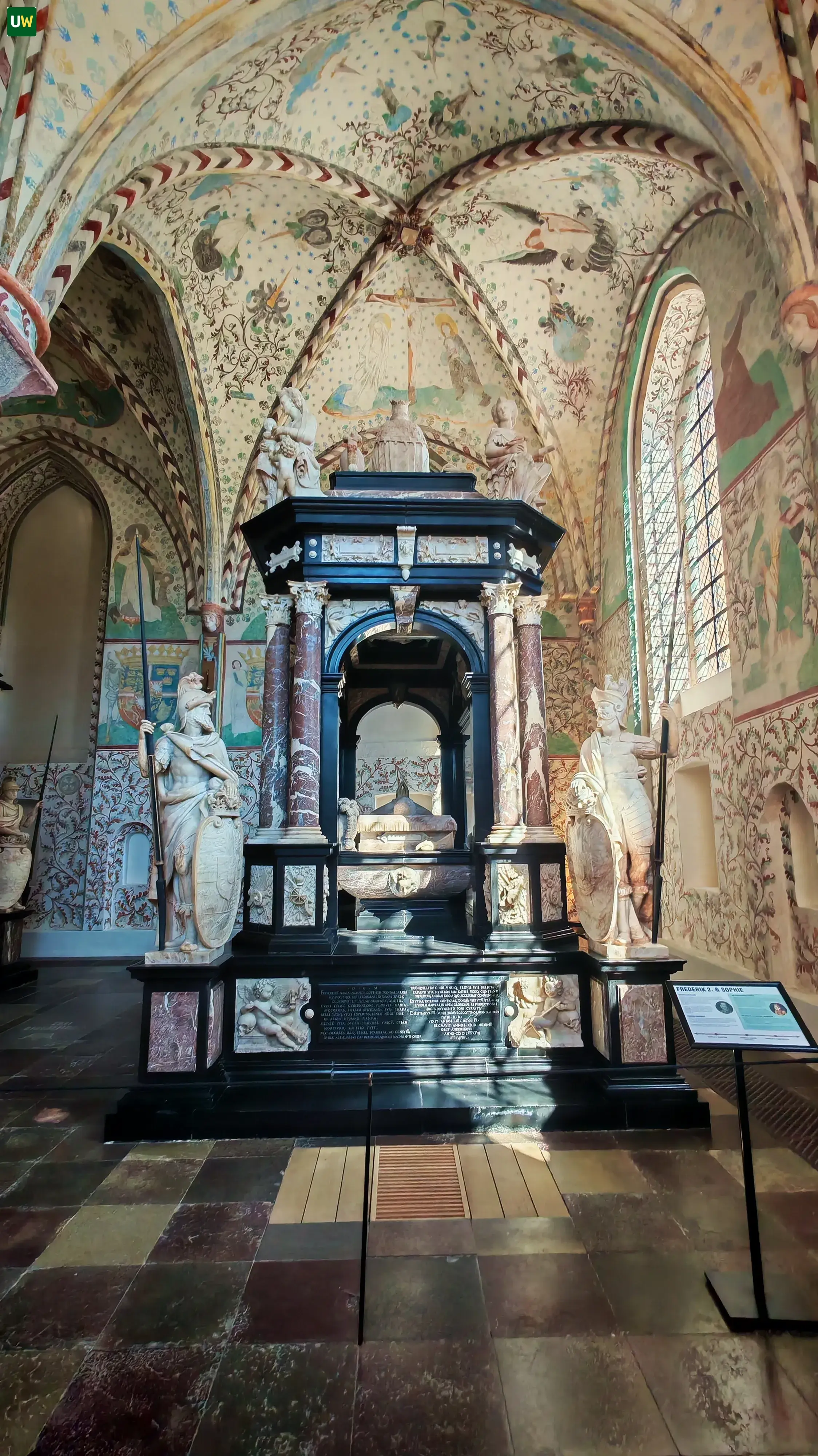 Interno della Cattedrale di Roskilde con le cappelle reali