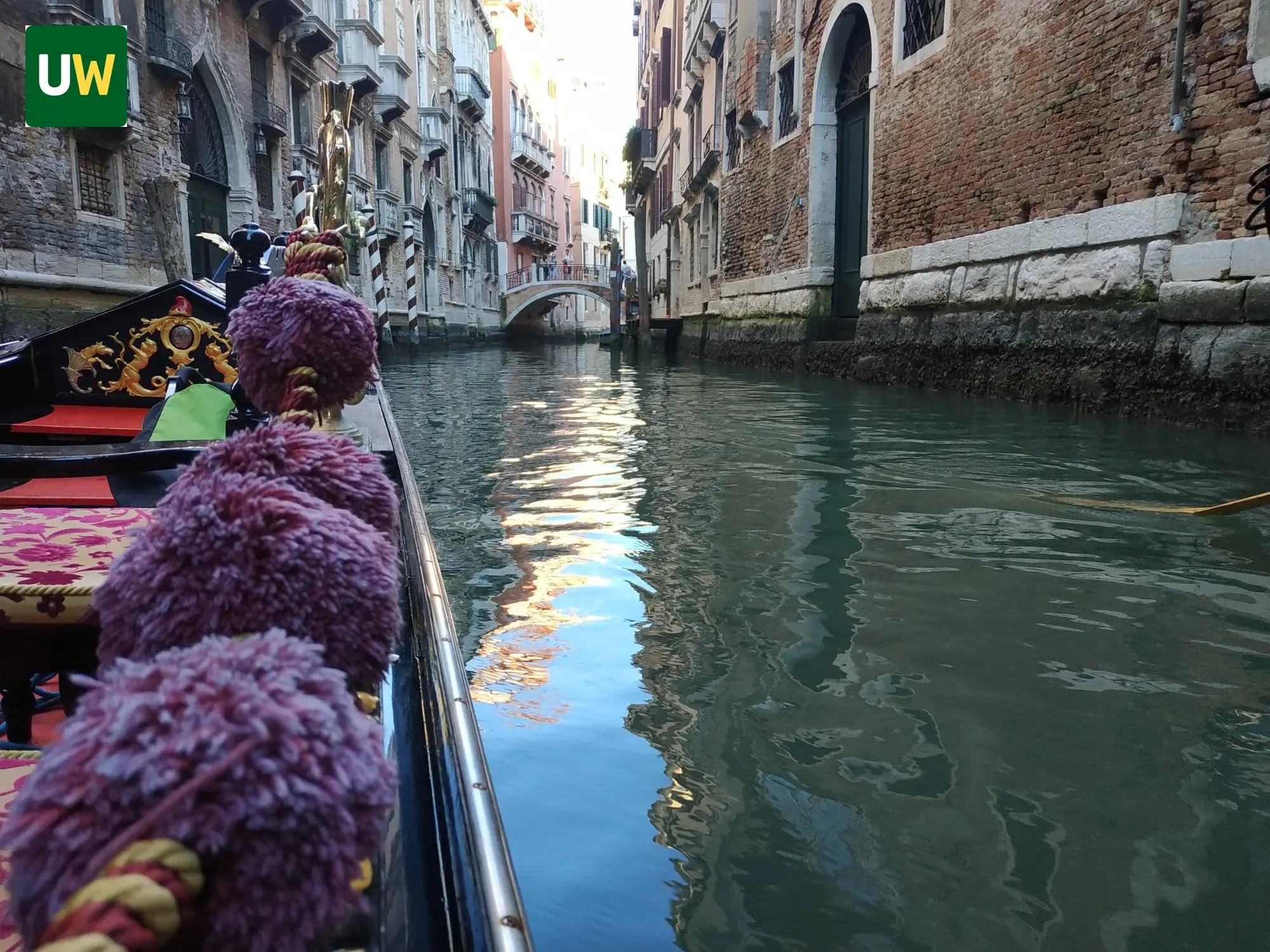 Gondola nei canali secondari di Venezia